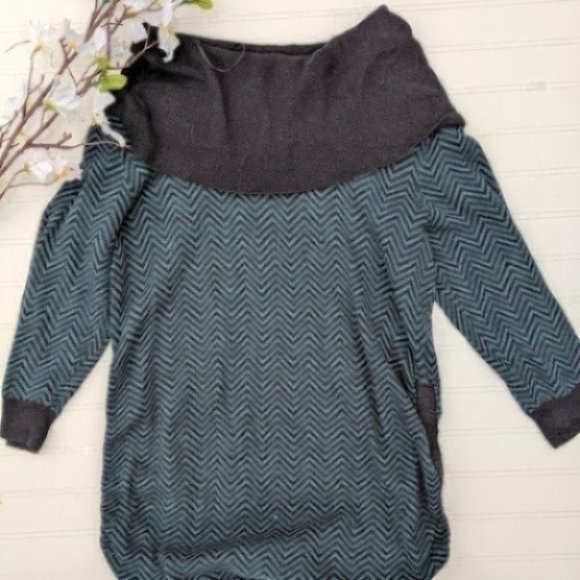 A Pea in the Pod Black/Green Off-Shoulder Sweater - Picture 2 of 5